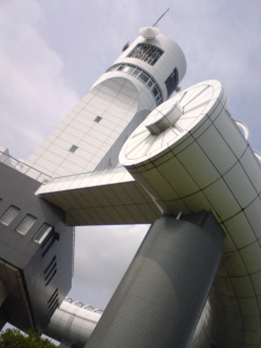 シンボル塔下から