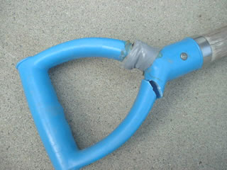 折れたシャベル