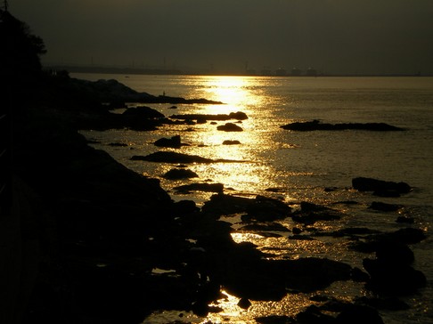 途中のベンチで休憩　美しい夕暮れをしばらく眺めました