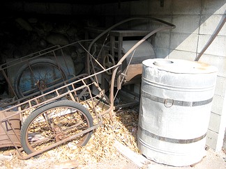 脱穀機、リヤカー、ブリキ缶発見
