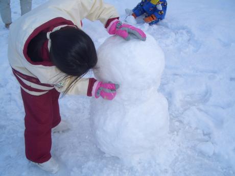 雪だるま制作中