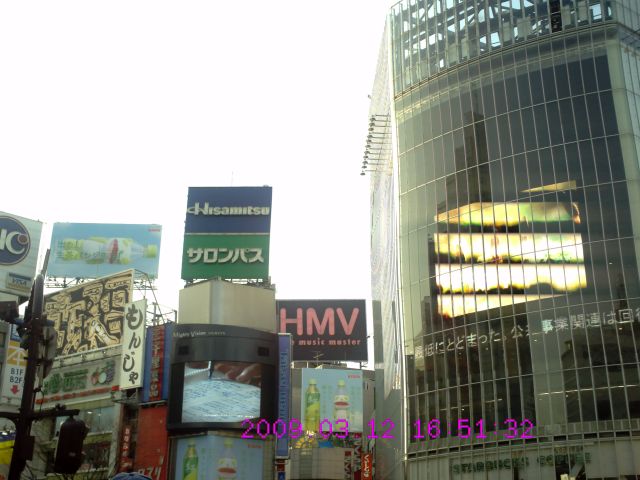 渋谷ハチ公前～っ。（ベタ過ぎる渋谷のイメージ）