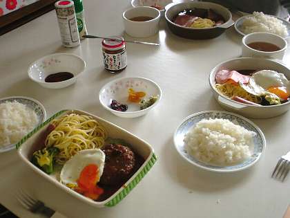 ☆今日の家ランチ ハンバーグにパン粉を付けて｢メンチ｣