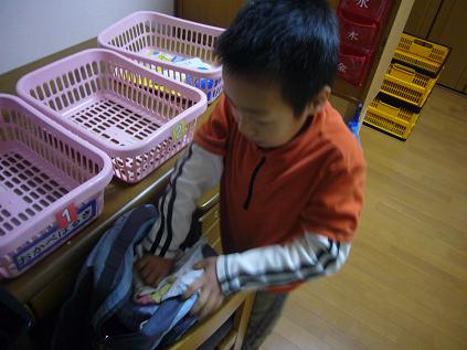 登校準備・晴給食袋リュックへ・小１１.jpg