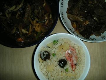 <br />
炊き込みご飯と、セロリの炒め物と、とレバ~の炒め物