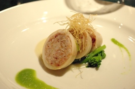帆立をつめたヤリイカのピエニ　２色のピューレと