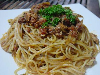 サバ缶とごぼうのトマトソーススパ