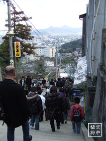 下り階段の方が楽なようでいて足に衝撃がι