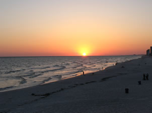 日が沈む頃のビーチ
