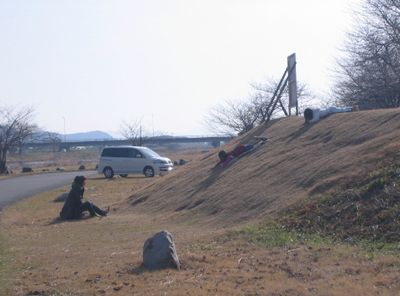 土手すべり