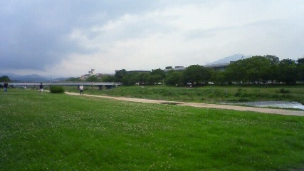 鴨川・右にぼんやり映っているのが比叡山