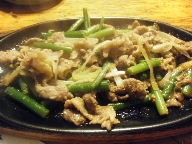 秋葉原　居酒屋　赤津加　にんにく芽牛肉鉄板焼