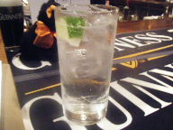 浦和　バー　アーロン　ジントニック