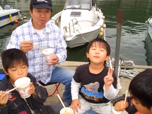 代ケ崎浜の防波堤でカップ麺