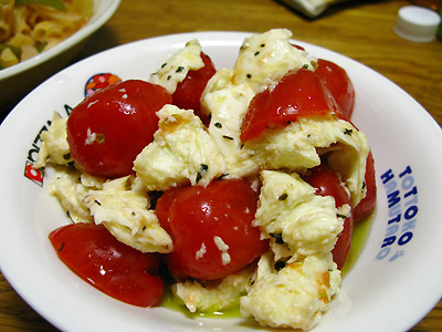スナック・トマトとモツァレッラ、オリーブオイル