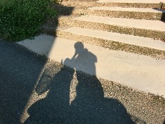 取材中の村長です。