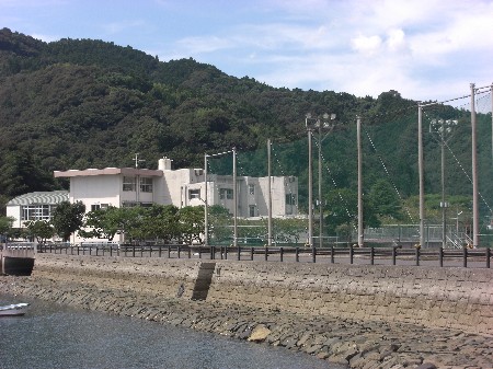 深海小学校デス