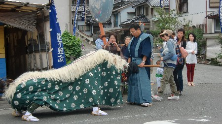 祭典係りの指導で動きます。