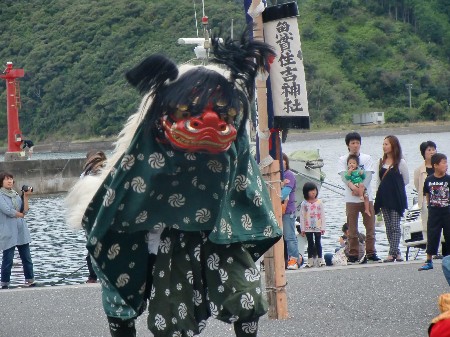 獅子舞の顔をアップで