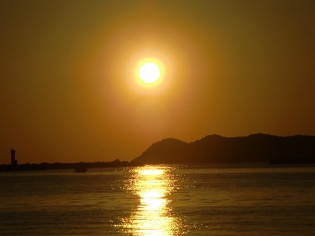 夕日を