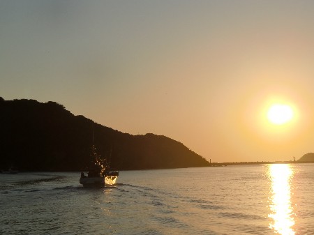 夕日へ向かう、船