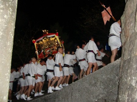 神輿が走ります