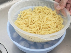 麺をしめる