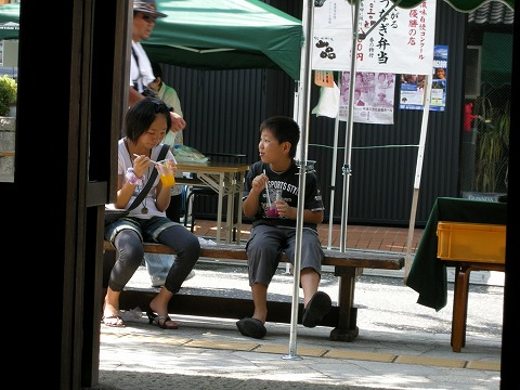 すや本店前の子供達