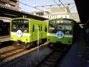 おおさか東線の線内列車　放出駅にて