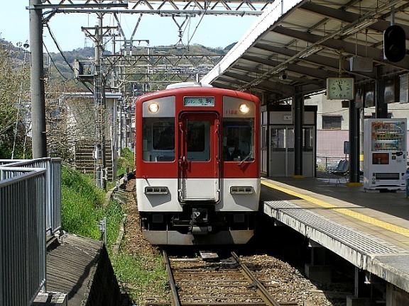 王寺駅の近鉄線のりばは生駒線ホームです。1021系1022Ｆ(ＶＬ２２)