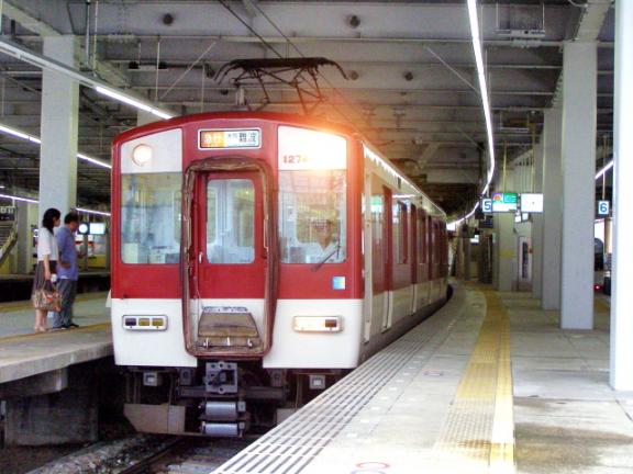 阪神相直編成の1252系1274F(VE74)。ときに大阪難波以東(8000系列ならびに9200系FL54)を併結の上、奈良・京都線で活躍の姿も見られます(画像)。