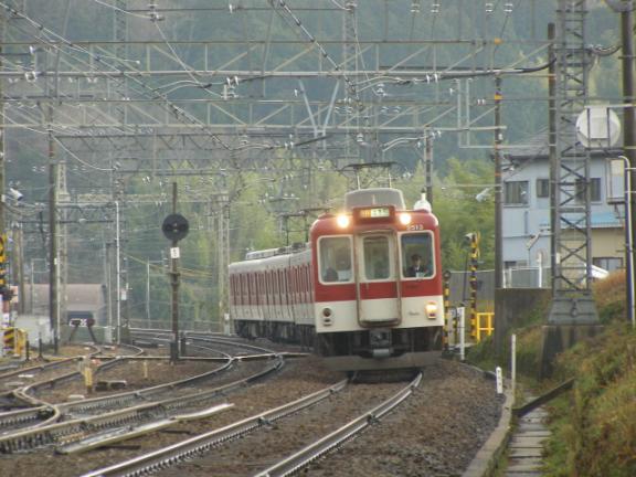 三重県伊賀市・近鉄伊賀神戸駅に進入する２４１０系。