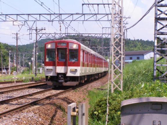 伊賀神戸に進入の宇治山田駅発の長距離急行。.jpg