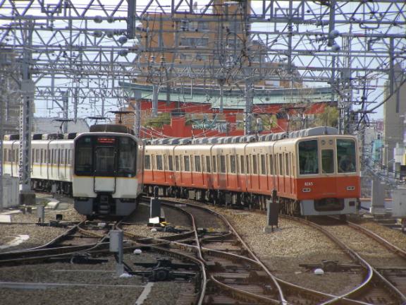 阪神電鉄尼崎駅にて。折り返し大和西大寺行き普通のシリーズ２１。阪神電鉄８０００系の阪神梅田行き特急