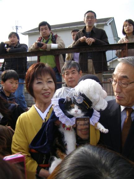 貴志駅売店の小山さんに抱かれて「たま卿」様です。　何とも凛々しい～。