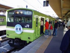 おおさか東線の線内列車がやってきました。