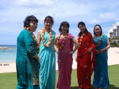 インドのサリーを着てウェディングパーティー参列