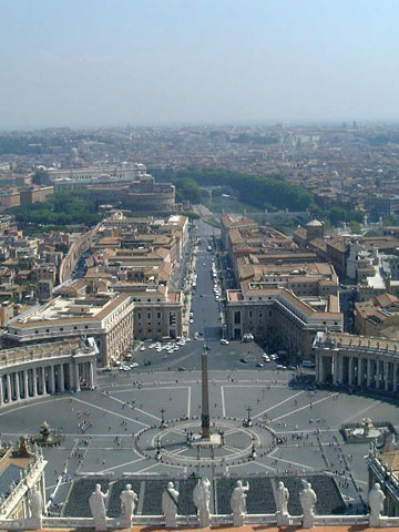 サン･ピエトロのクーポラの上から見るローマ