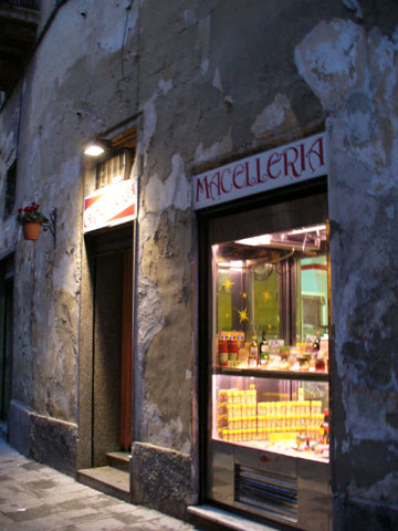 夜のお肉屋さん