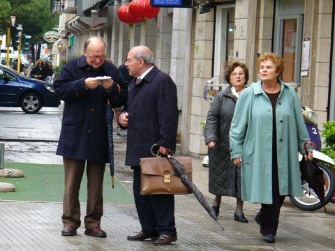 かなりくっついて話す