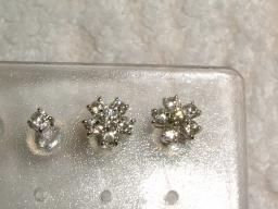 アーアゼロワン　ダイヤAA0.3ct×2WGお花ピアス