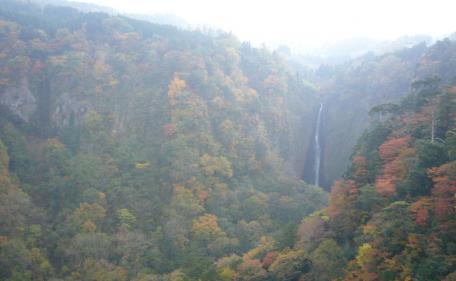 紅葉と震動の滝