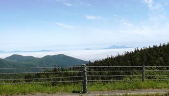 雲に浮かぶ国後島