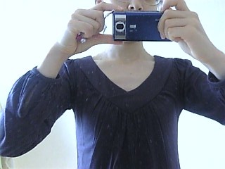 Vネック切り替えギャザーカットソー胸元アップ