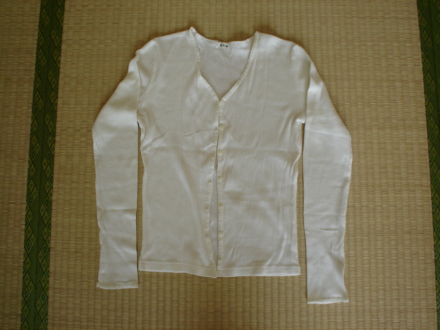 ホワイトのリブ編みカットソーカーデ