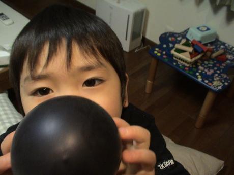 風船膨らます息子
