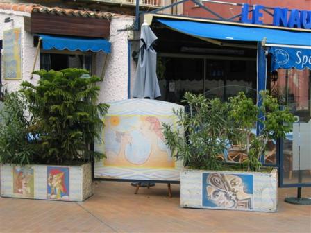 ジャン・コクトー美術館の前のカフェ