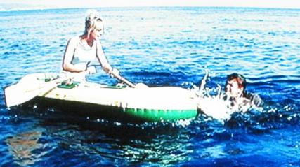 ゴムボートで救出