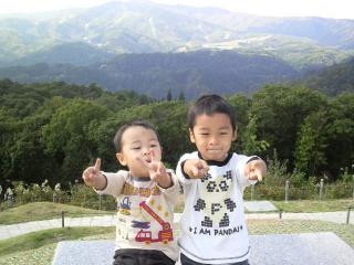 大自然をバックに