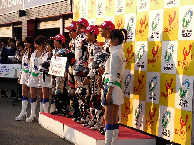 最多周回チーム（要は優勝ですな）の桶川塾の皆さんおめでとう！